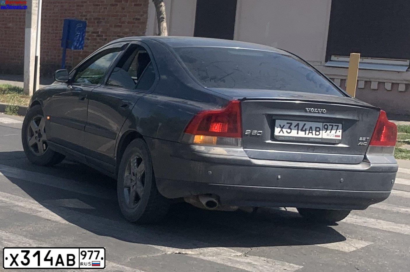 Фото автомобиля VOLVO S60, 2004 — госномер А945ОХ750. Цвет: ТЕМНО-СЕРЫЙ