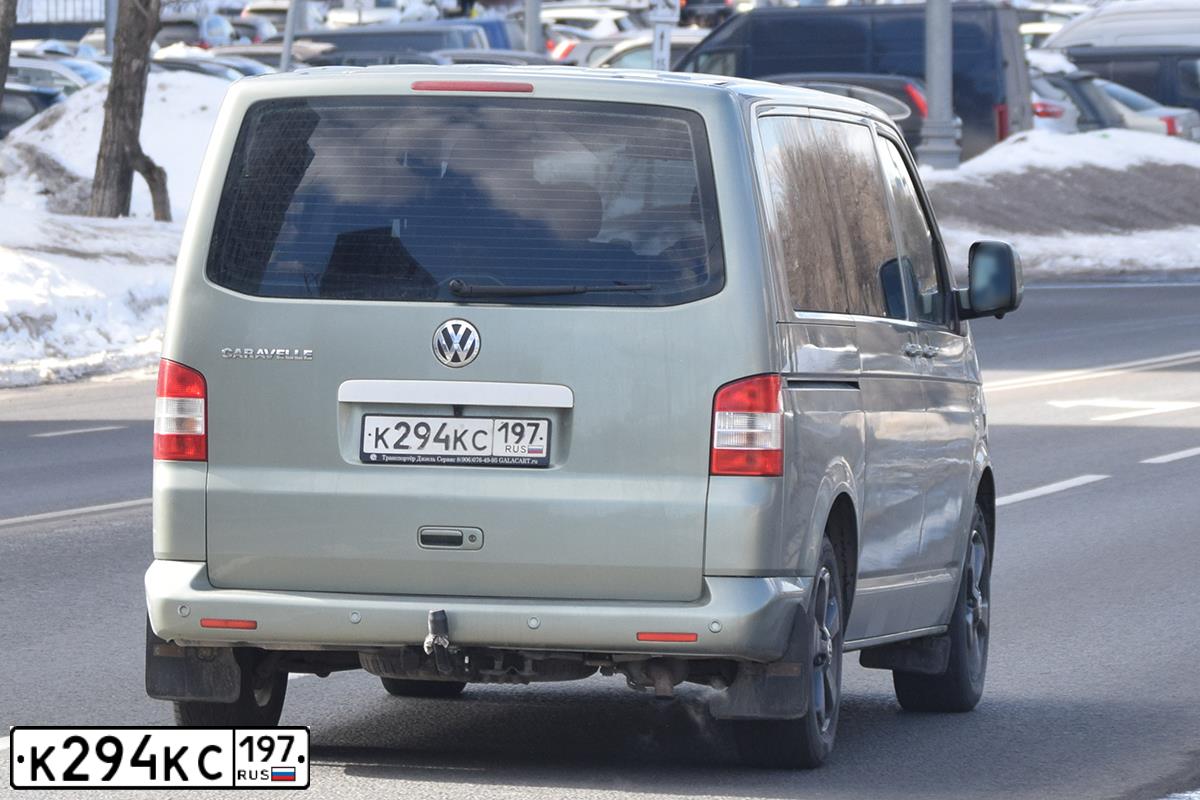 Фото автомобиля VOLKSWAGEN CARAVELLE, 2009 — госномер К294КС197. Цвет: ЗЕЛЕНЫЙ