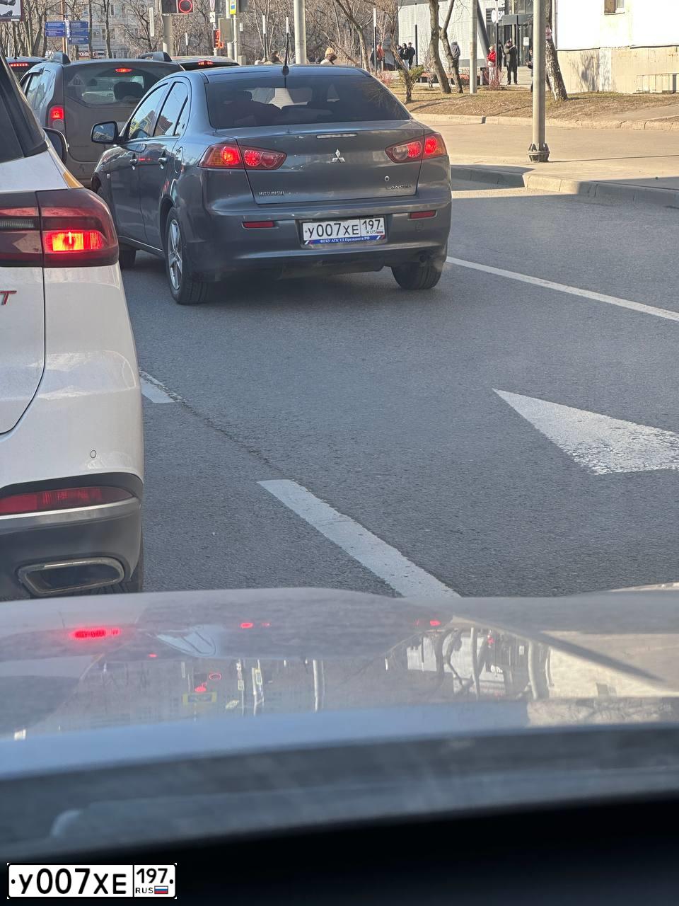 Фото автомобиля MITSUBISHI LANCER, 2008 — госномер У007ХЕ197. Цвет: СЕРЫЙ