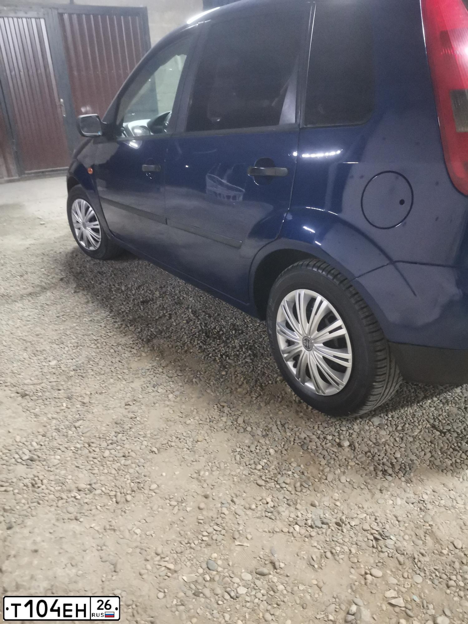 Фото автомобиля FORD FIESTA / ASPIRE, 2003 — госномер Т104ЕН26. Цвет: СИНИЙ