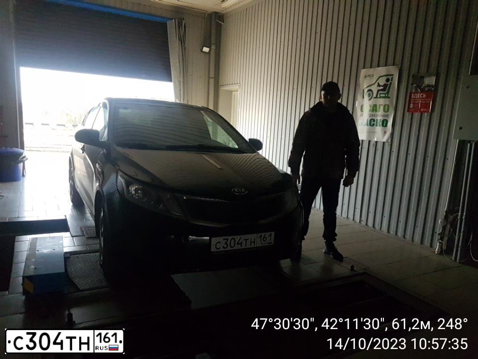 Фото автомобиля KIA RIO, 2011 — госномер С304ТН161. Цвет: ЧЕРНЫЙ