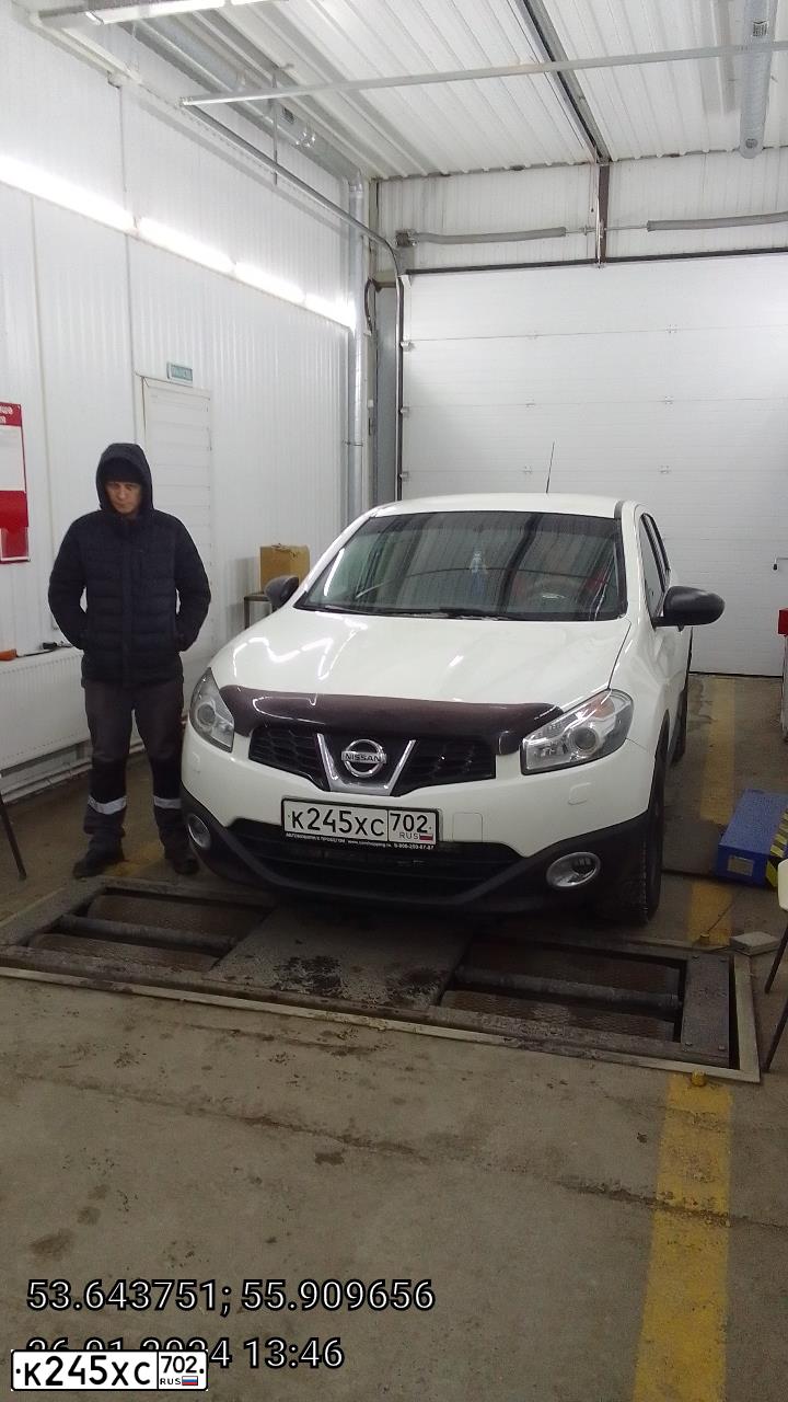 Фото автомобиля NISSAN QASHQAI, 2013 — госномер К245ХС702. Цвет: Белый
