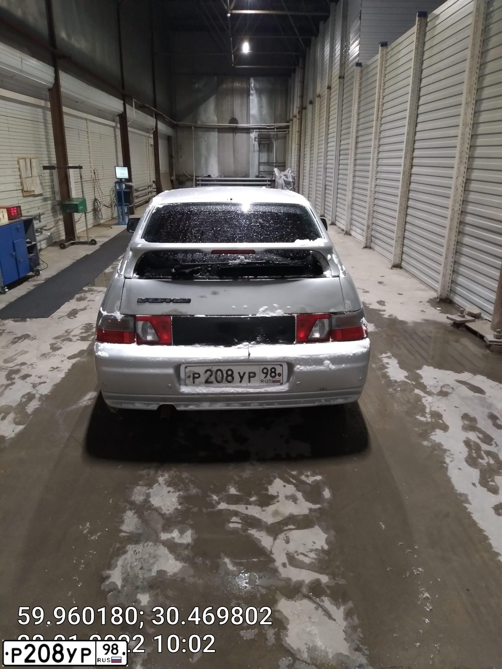 Фото автомобиля LADA 2112, 2008 — госномер Р208УР98. Цвет: СЕРЕБРИСТЫЙ
