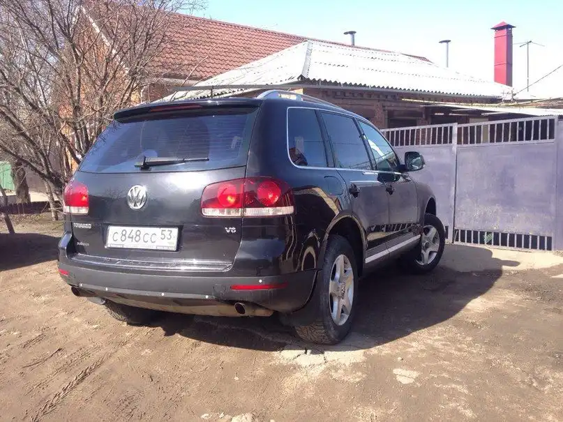 Фото автомобиля VOLKSWAGEN TOUAREG, 2006 — госномер С848СС53. Цвет: ЧЕРНЫЙ