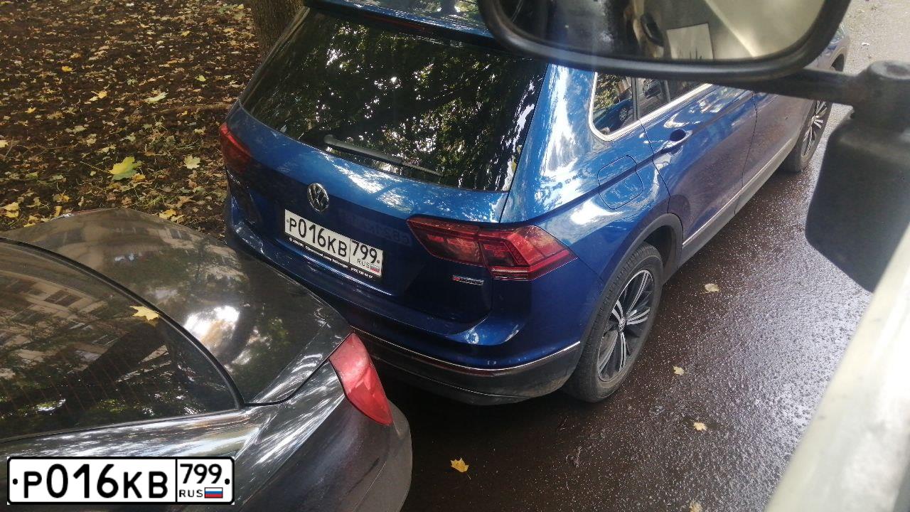 Фото автомобиля VOLKSWAGEN TIGUAN, 2018 — госномер Р016КВ799. Цвет: ЯРКО-СИНИЙ