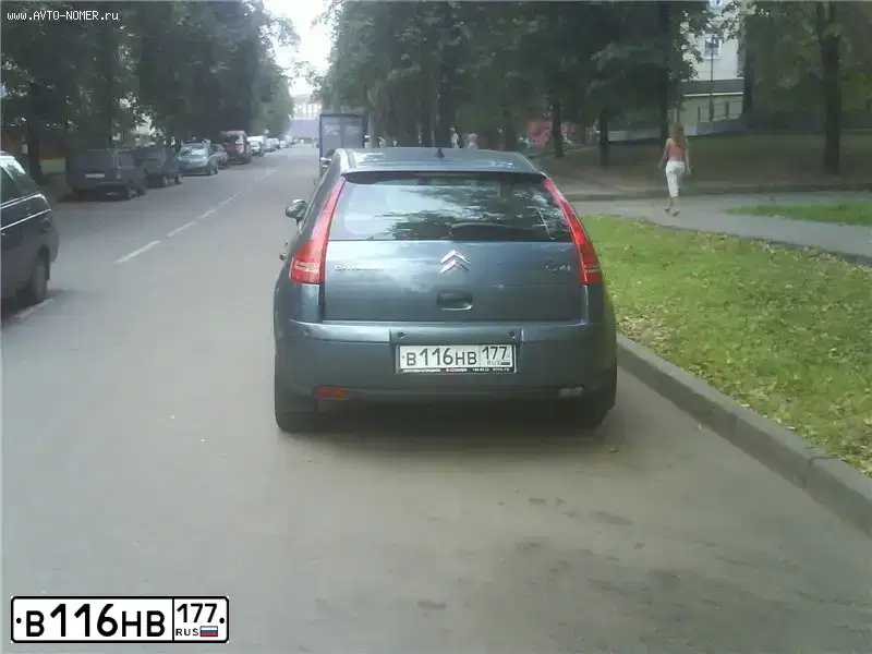 Фото автомобиля CITROEN C4, 2006 — госномер Р117ОТ199. Цвет: Серый