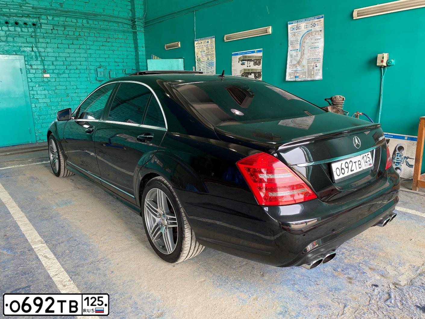 Фото автомобиля MERCEDES S-KLASSE, 2006 — госномер О692ТВ125. Цвет: ЧЕРНЫЙ