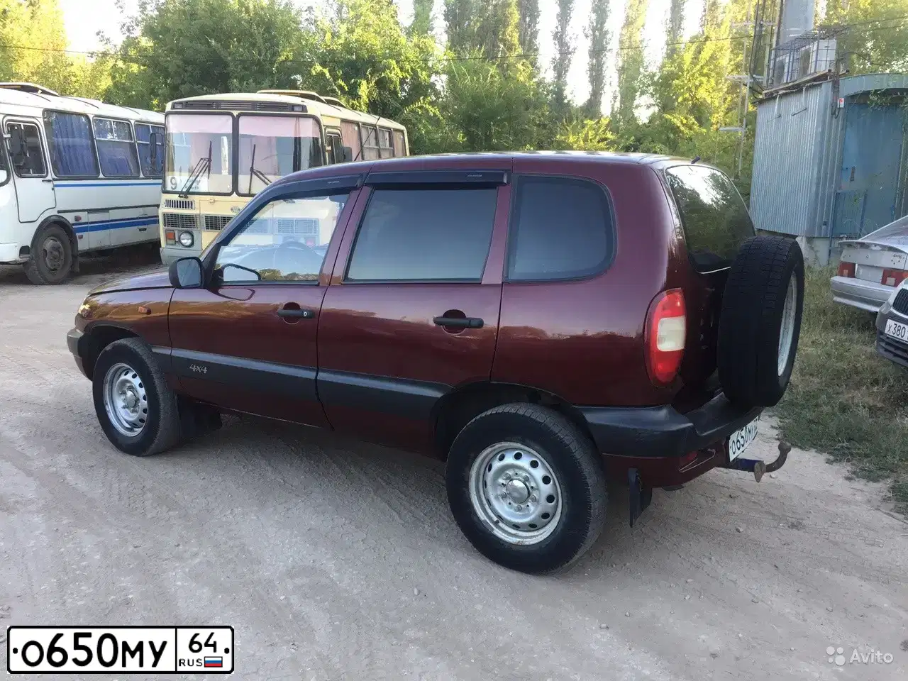 Фото автомобиля CHEVROLET NIVA, 2004 — госномер К381НМ761. Цвет: серебристо ярко-красный