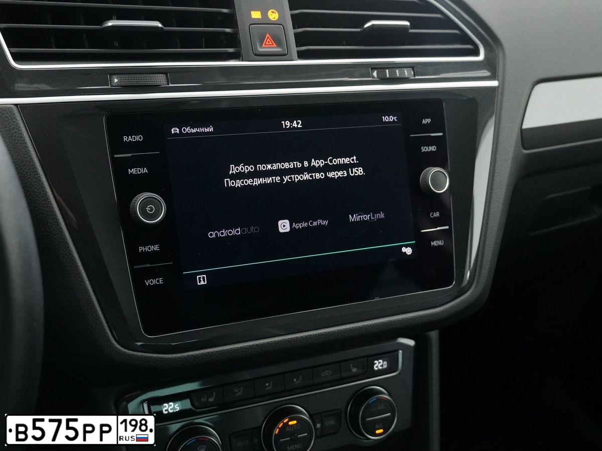 Фото автомобиля VOLKSWAGEN TIGUAN, 2019 — госномер В575РР198. Цвет: ЧЕРНЫЙ