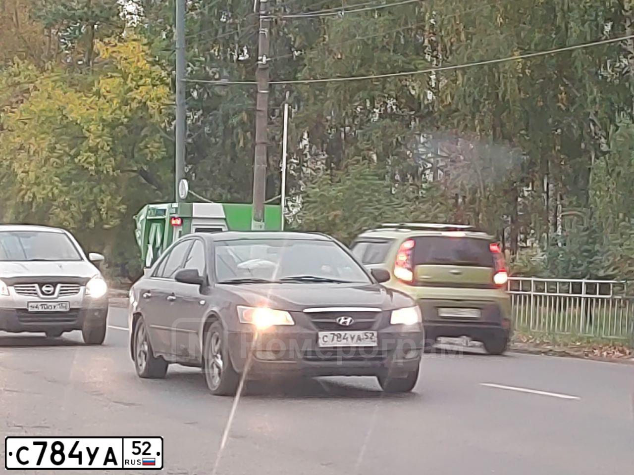 Фото автомобиля HYUNDAI SONATA, 2006 — госномер С784УА52. Цвет: ТЕМНО-КРАСНЫЙ