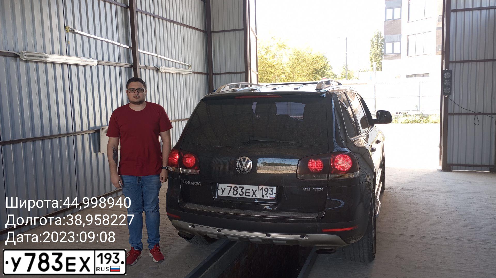 Фото автомобиля VOLKSWAGEN TOUAREG, 2008 — госномер В008МО26. Цвет: ЧЕРНЫЙ