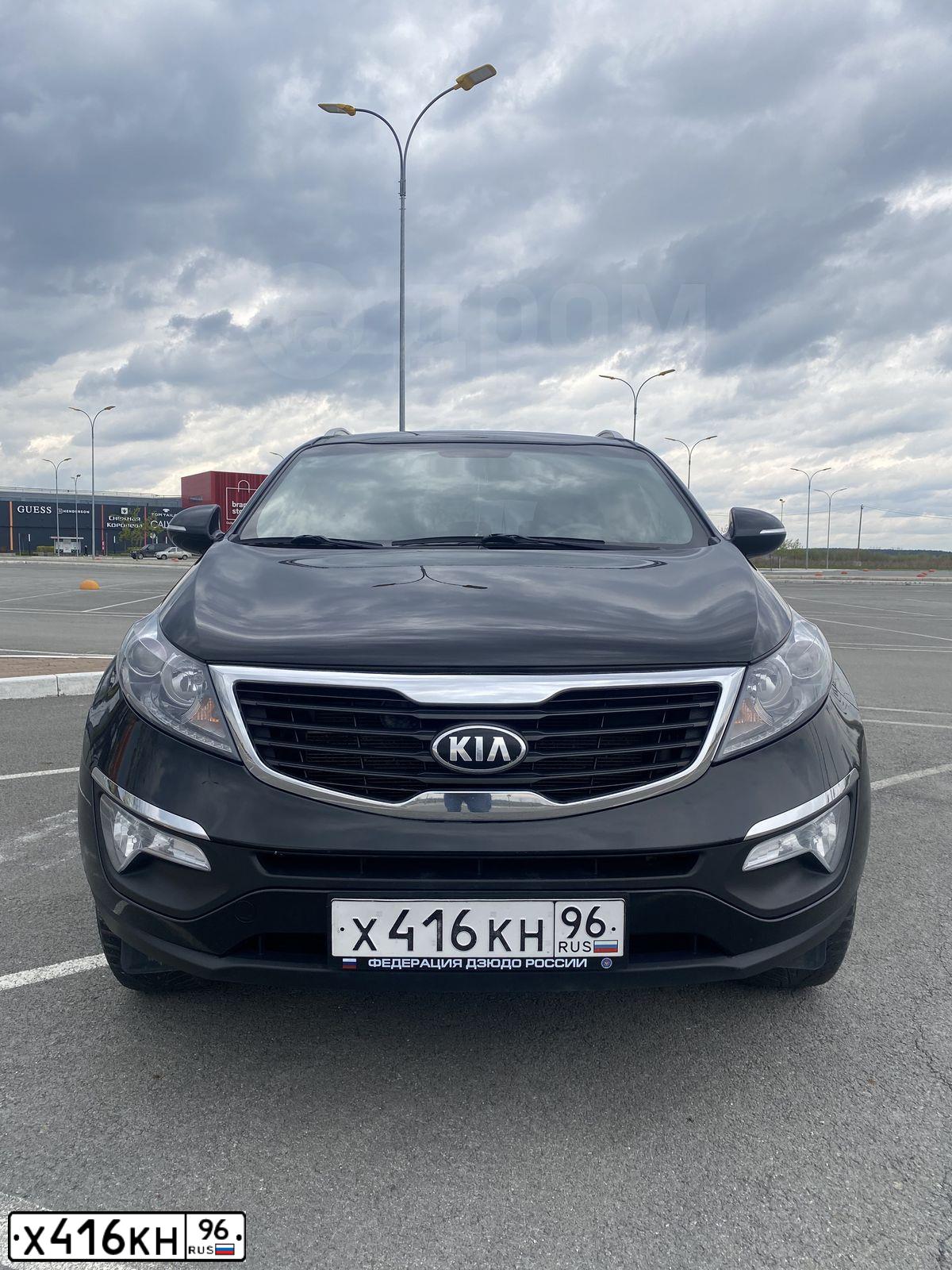 Фото автомобиля KIA SPORTAGE, 2013 — госномер Р845ХЕ196. Цвет: ЧЕРНЫЙ