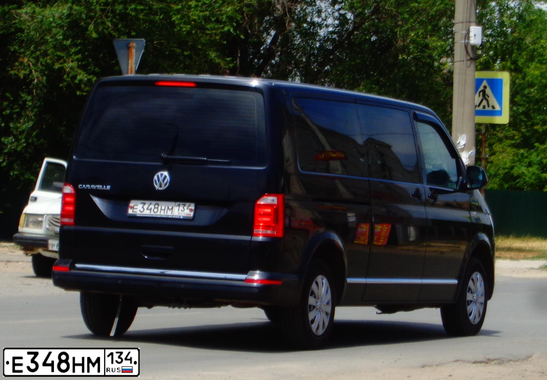 Фото автомобиля VOLKSWAGEN CARAVELLE, 2018 — госномер Е348НМ134. Цвет: Черный