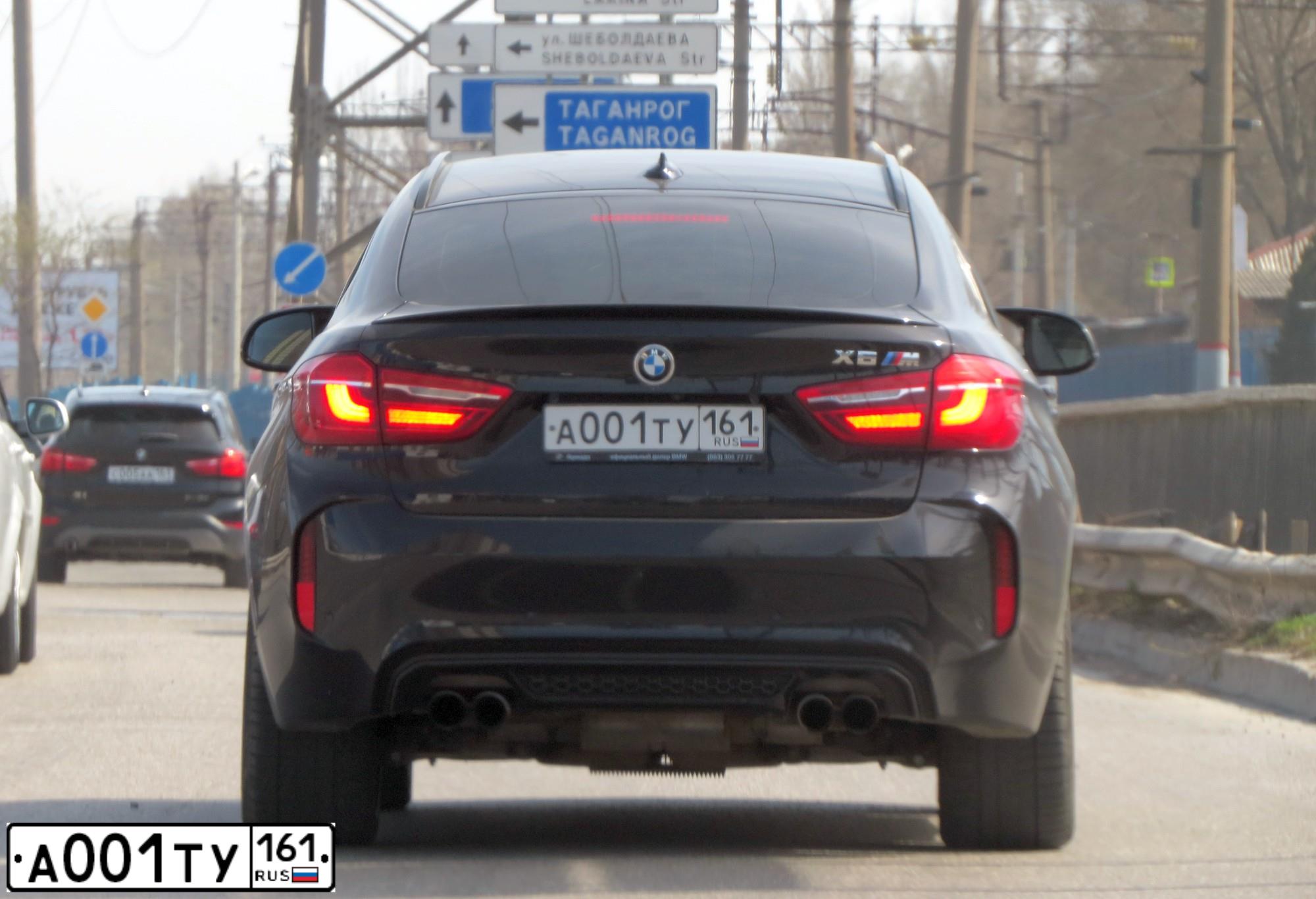 Фото автомобиля BMW X6M, 2018 — госномер А001ТУ161. Цвет: Темно-синий