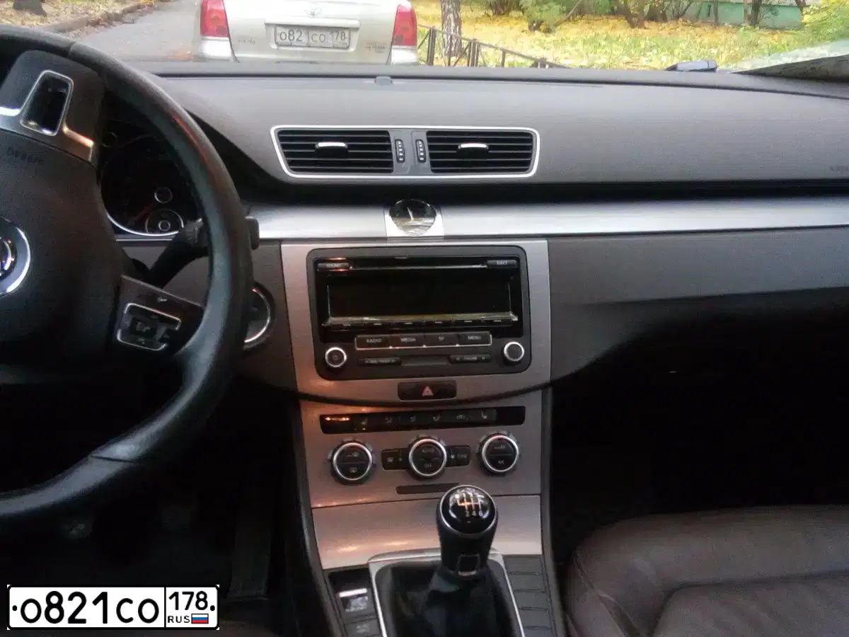 Фото автомобиля TOYOTA AVENSIS, 2003 — госномер О821СО178. Цвет: СЕРЕБРИСТЫЙ