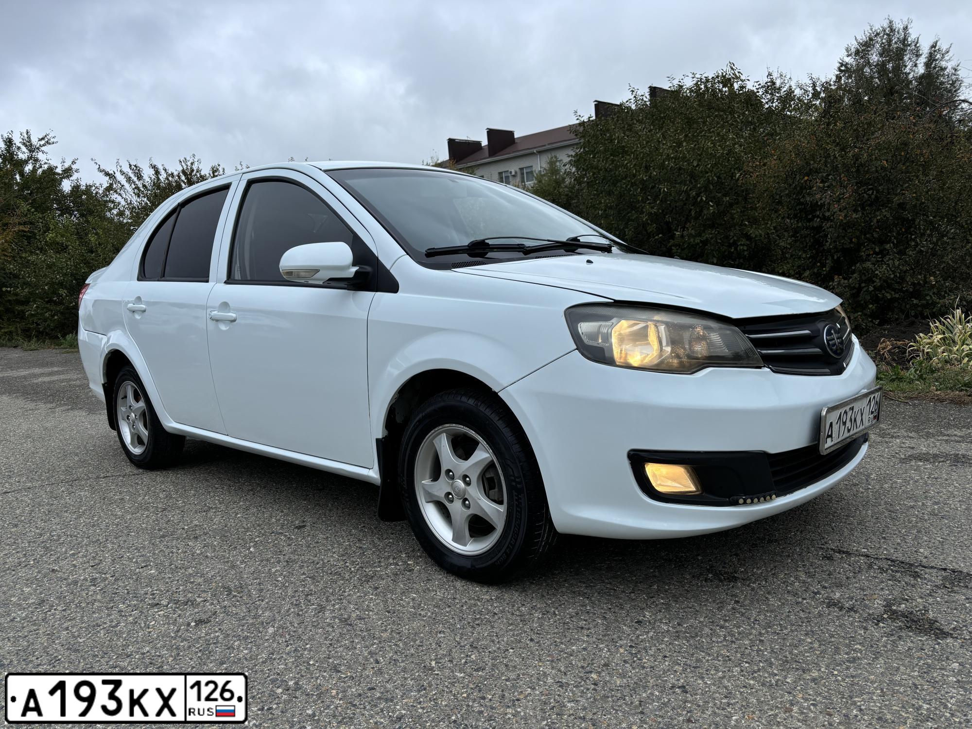 Фото автомобиля FAW V5, 2013 — госномер А193КХ126. Цвет: БЕЛЫЙ-ЖЕЛТЫЙ КОМБИНИРОВАННЫЙ
