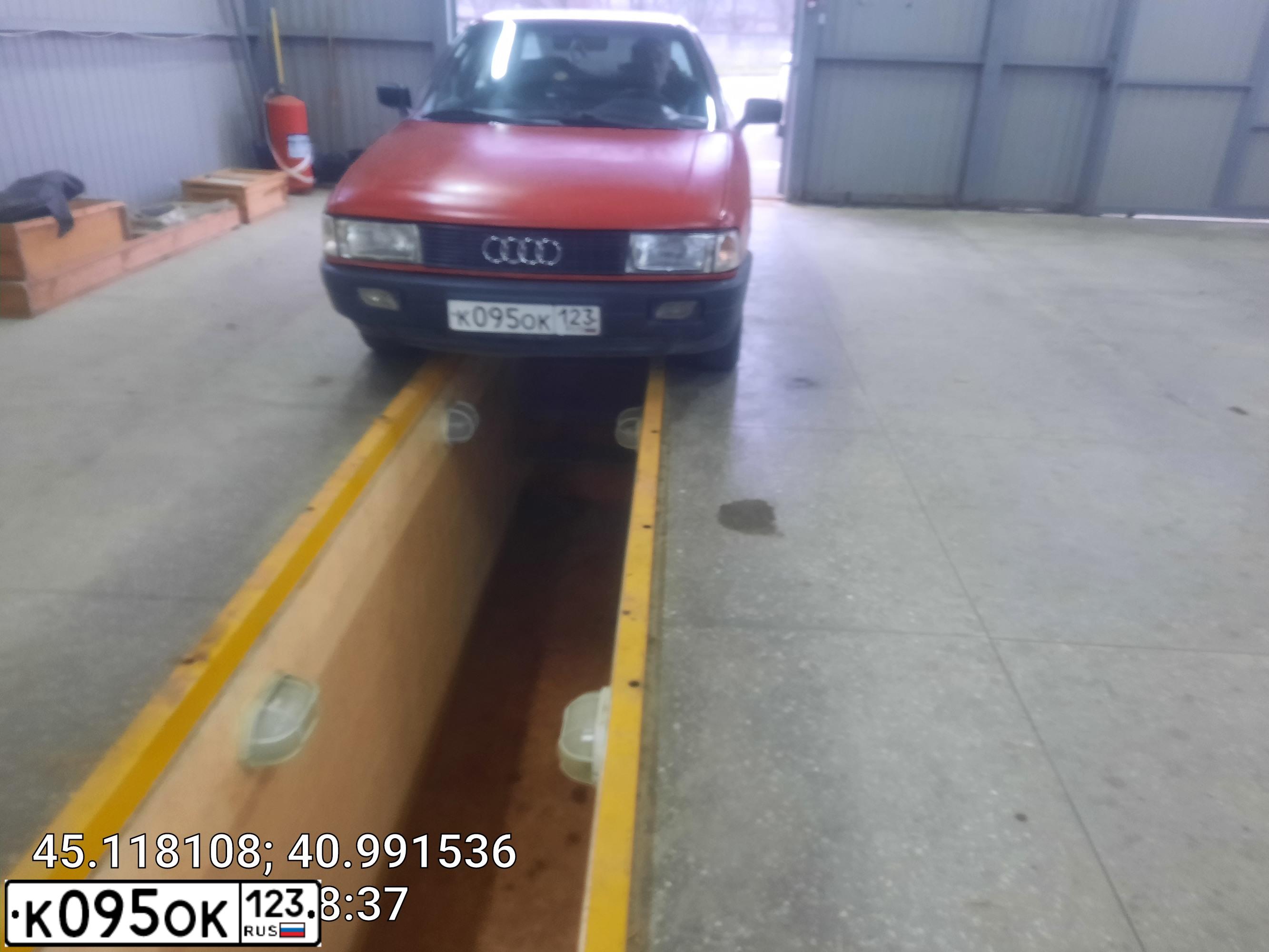 Фото автомобиля AUDI 80, 1987 — госномер Т210ХЕ26. Цвет: Красный