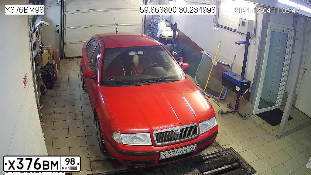 Фото автомобиля SKODA OCTAVIA, 2008 — госномер Х376ВМ98. Цвет: КРАСНЫЙ