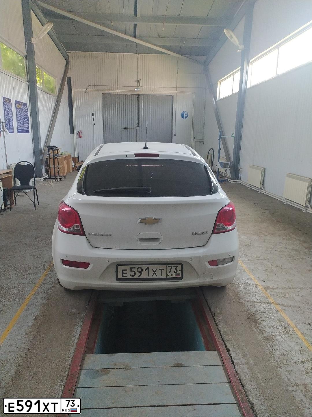 Фото автомобиля CHEVROLET CRUZE, 2013 — госномер Е591ХТ73. Цвет: БЕЛЫЙ