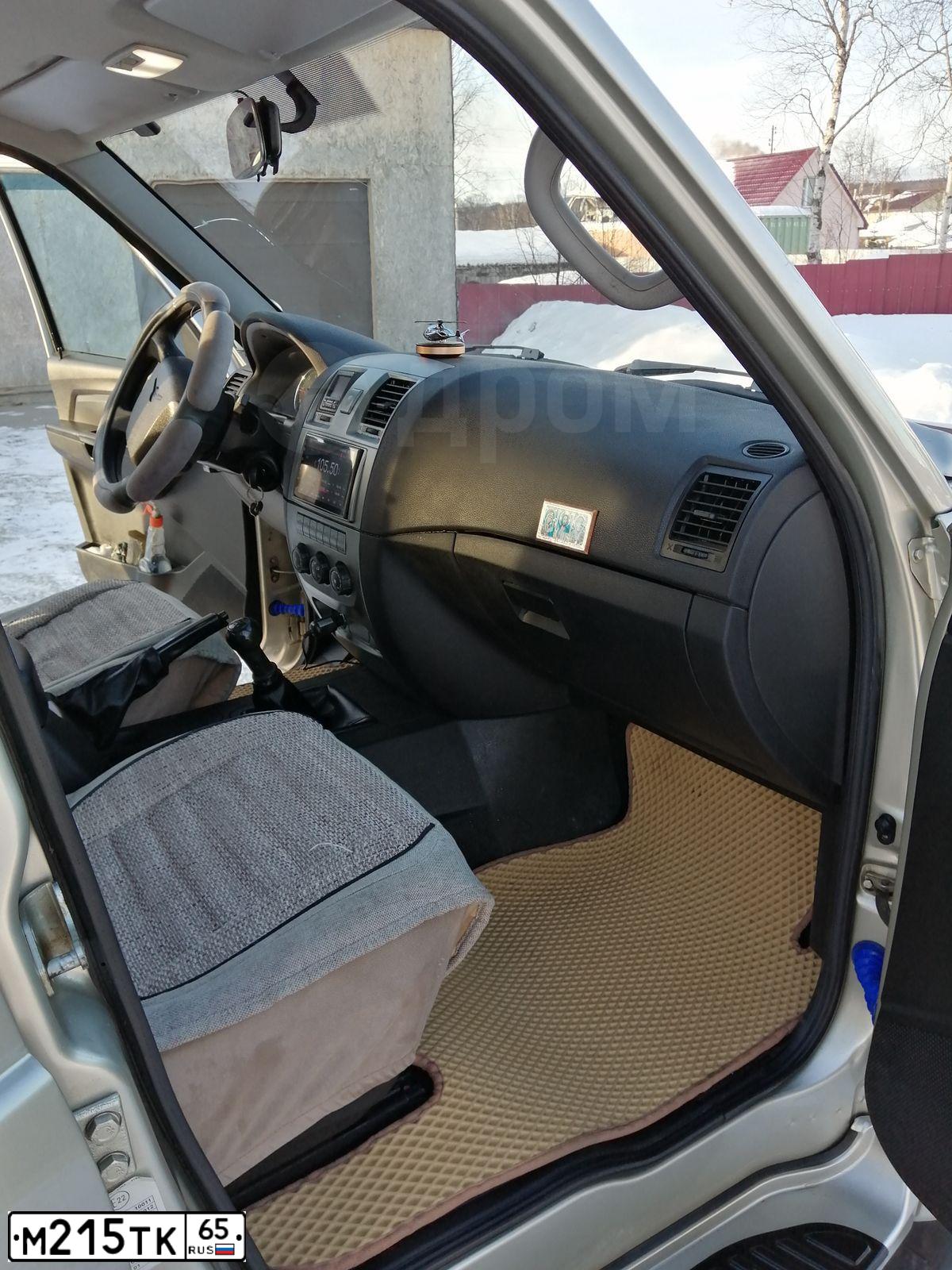 Фото автомобиля UAZ 3163 PATRIOT, 2016 — госномер М215ТК65. Цвет: ЖЕЛТО-СЕРЕБРИСТЫЙ МЕТАЛЛИК