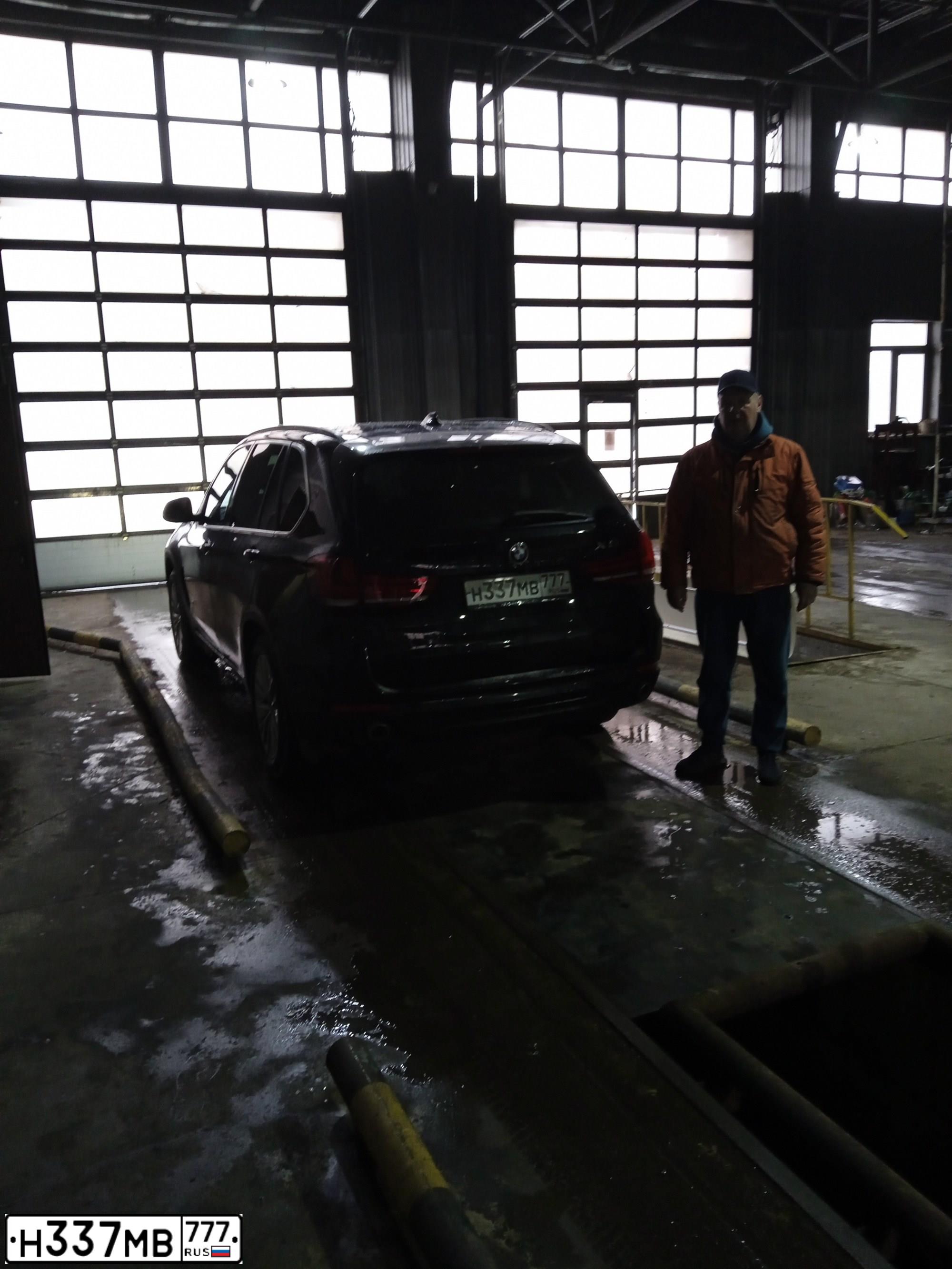 Фото автомобиля BMW X5, 2013 — госномер В222АТ30. Цвет: ЧЕРНЫЙ
