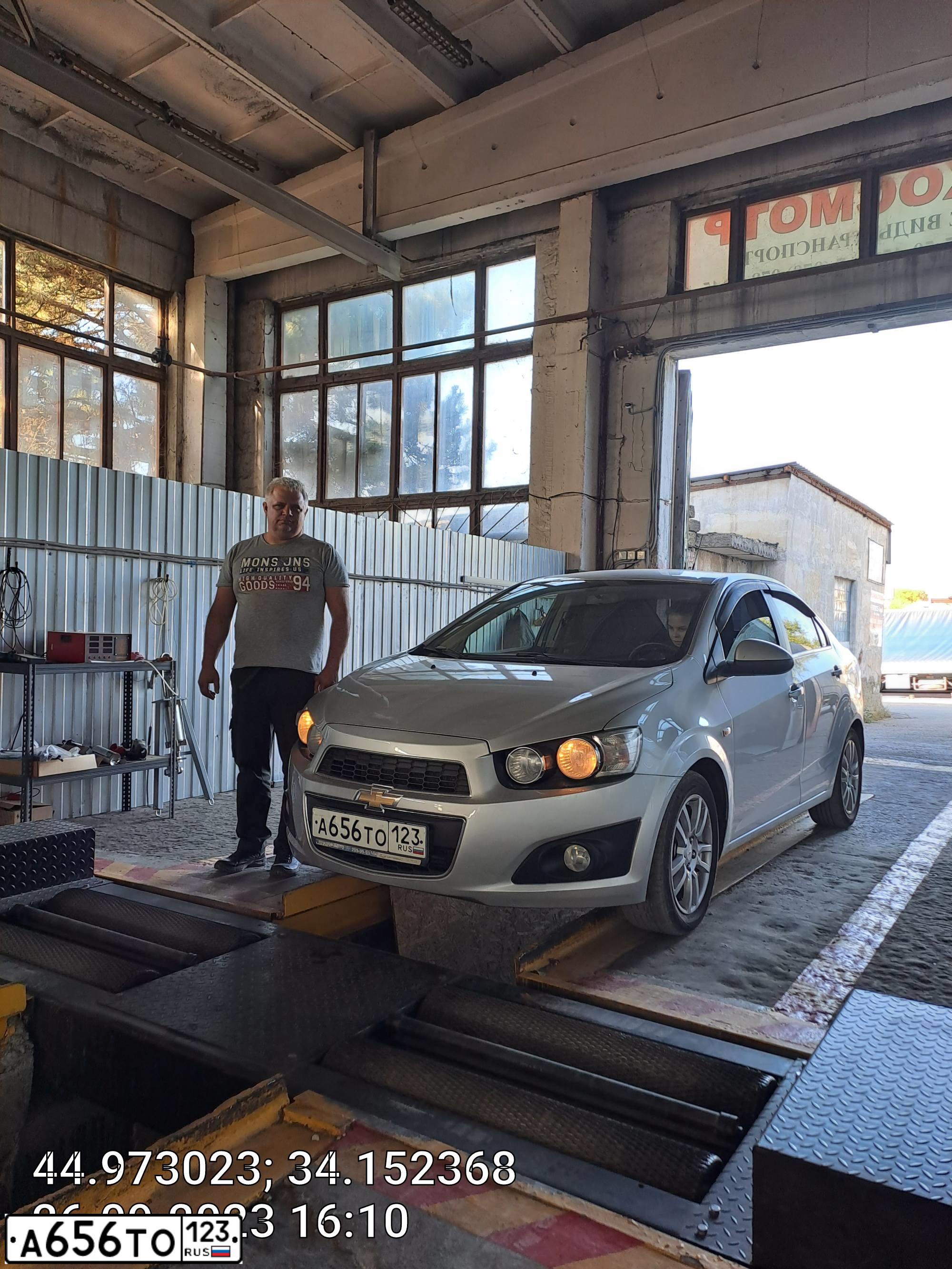 Фото автомобиля CHEVROLET AVEO, 2013 — госномер Н081МЕ82. Цвет: Серебристый
