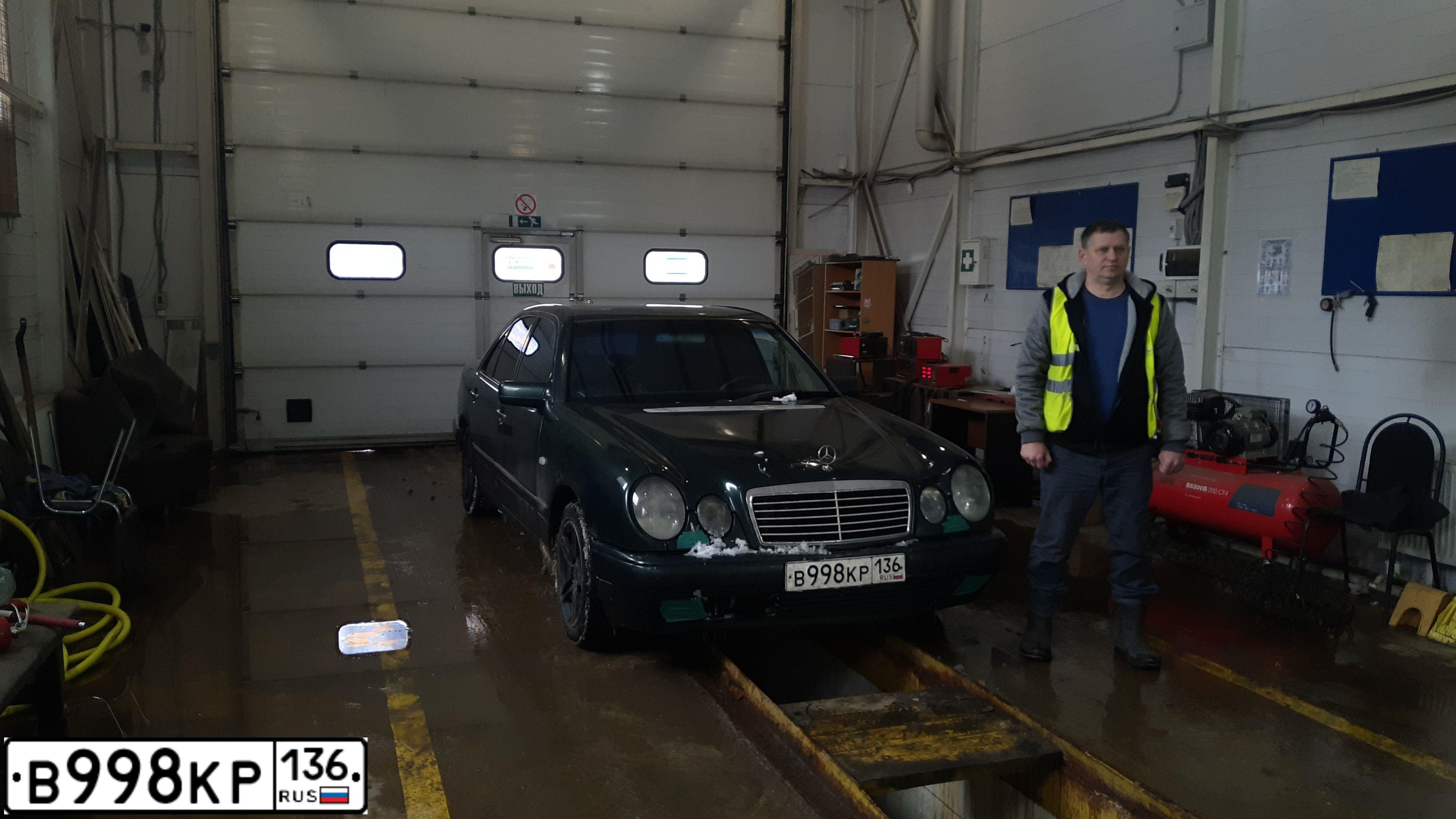 Фото автомобиля MERCEDES E-KLASSE, 1997 — госномер О194ОО36. Цвет: ЗЕЛЕНЫЙ