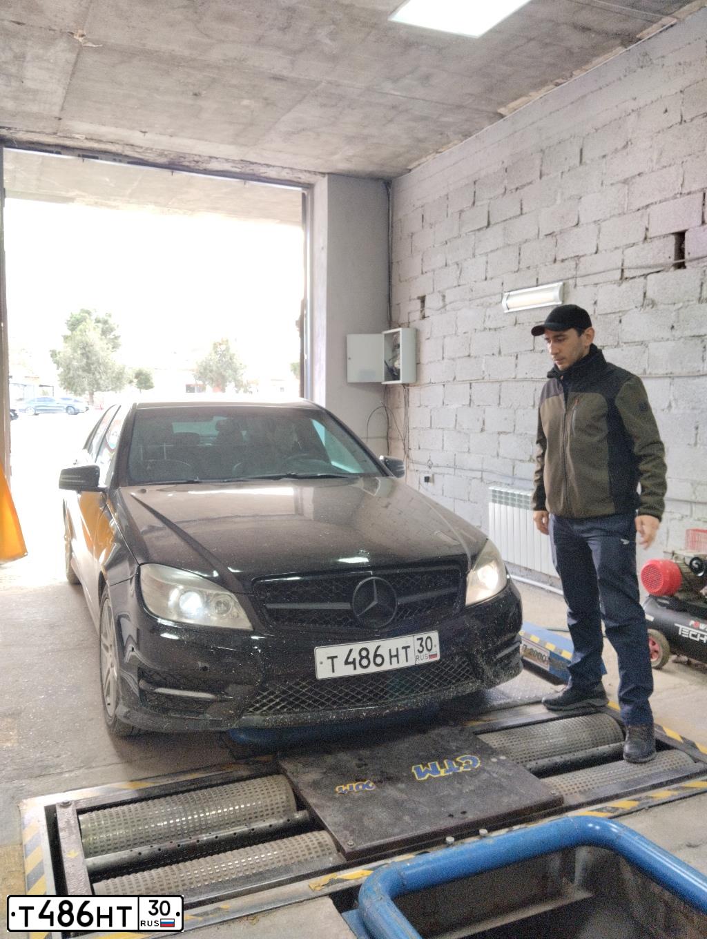 Фото автомобиля MERCEDES C-KLASSE, 2010 — госномер Т486НТ30. Цвет: ЧЕРНЫЙ