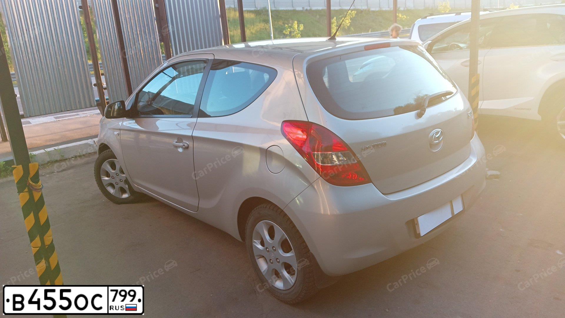 Фото автомобиля HYUNDAI I20, 2010 — госномер Н810РВ198. Цвет: БЕЖЕВЫЙ