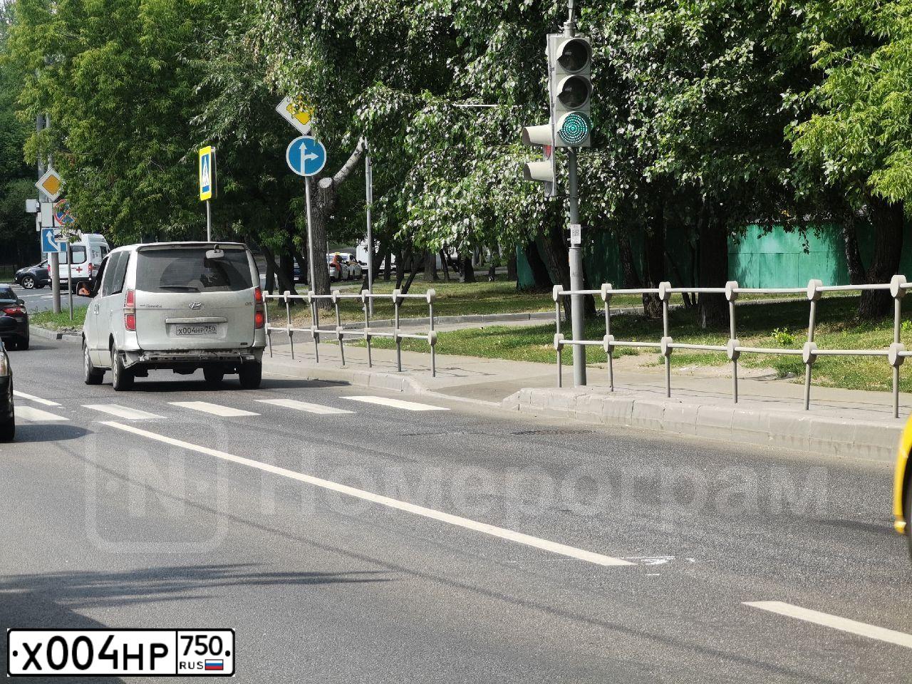 Фото автомобиля HYUNDAI GRAND STAREX, 2010 — госномер Е862КУ28. Цвет: Серый