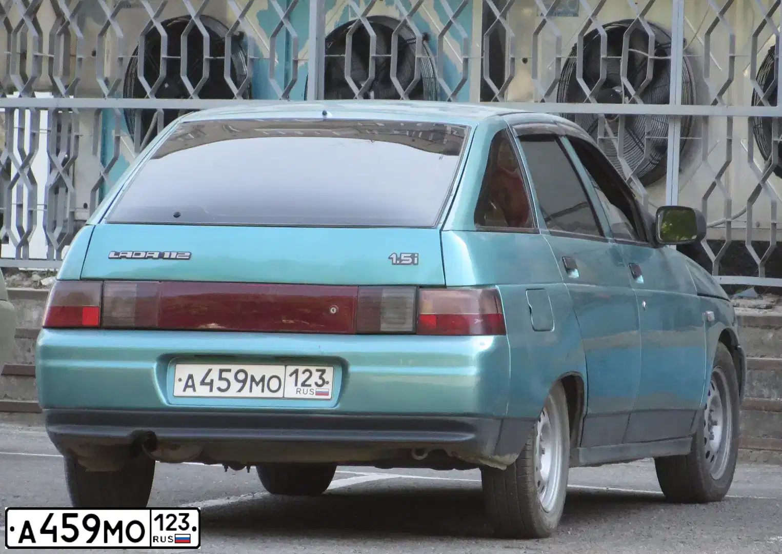 Фото автомобиля LADA 2112, 2001 — госномер А459МО123. Цвет: СЕРЕБРИСТЫЙ ЗЕЛЕНО-ГОЛУБОЙ