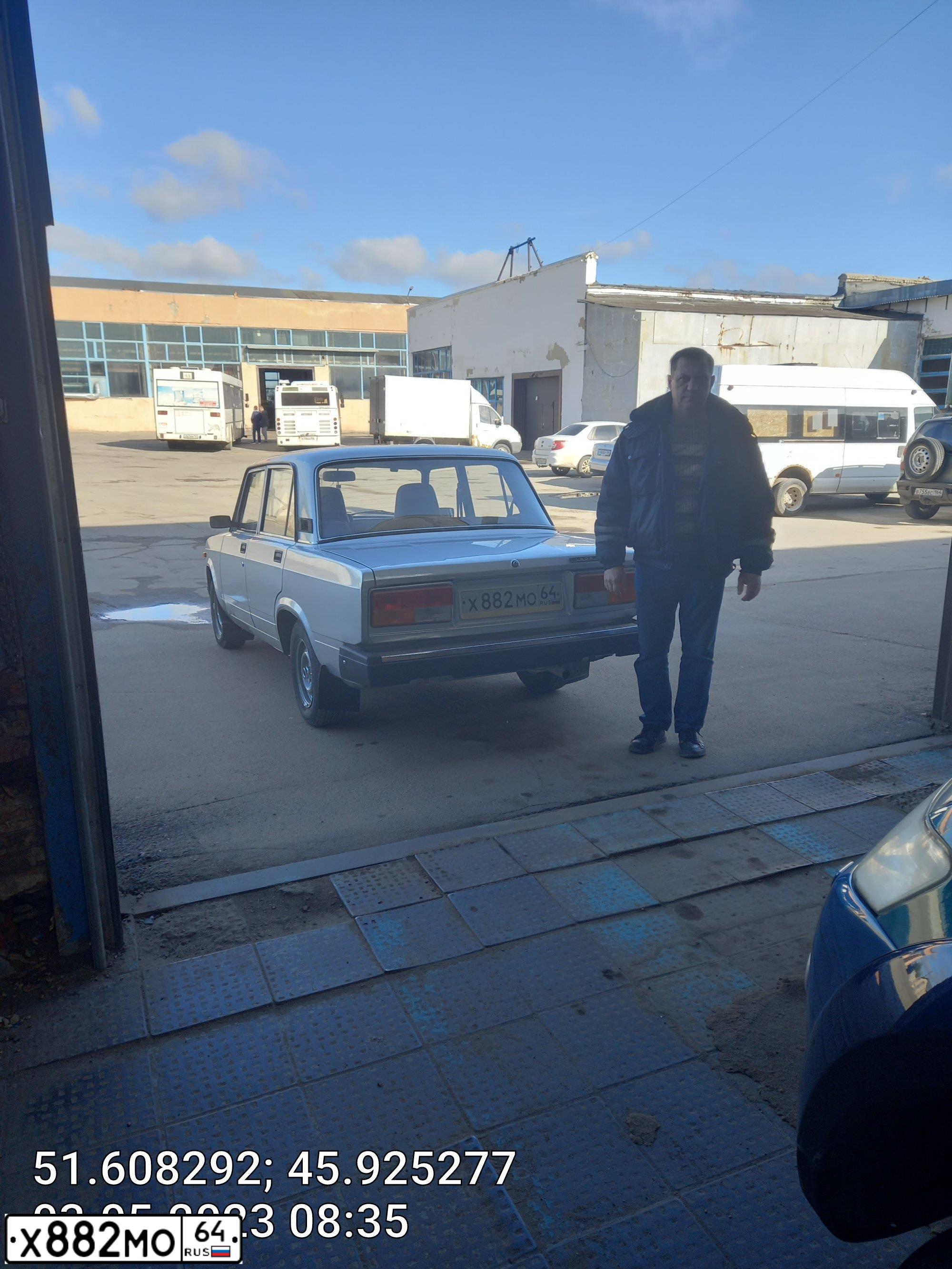 Фото автомобиля LADA 2107, 2011 — госномер Х882МО64. Цвет: СВЕТЛО-СЕРЕБ МЕТАЛЛ