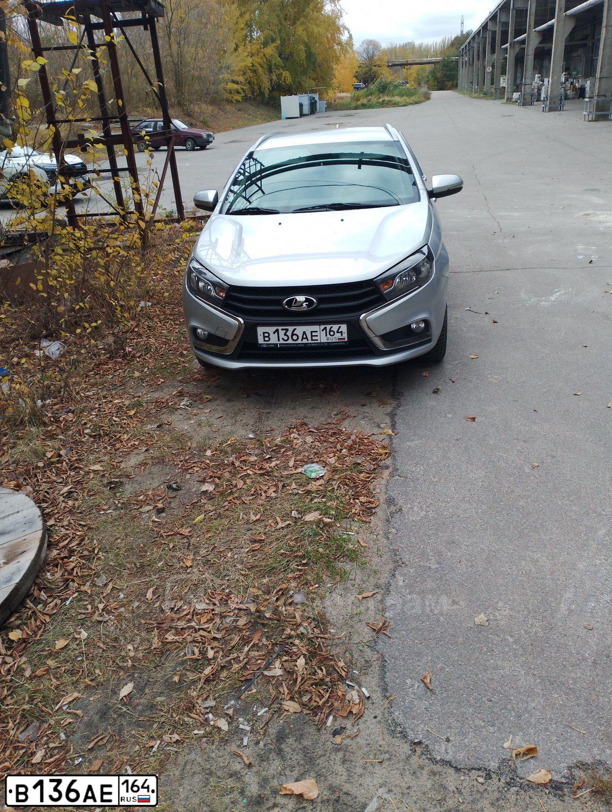 Фото автомобиля LADA VESTA, 2018 — госномер В136АЕ164. Цвет: СЕРЕБРИСТЫЙ