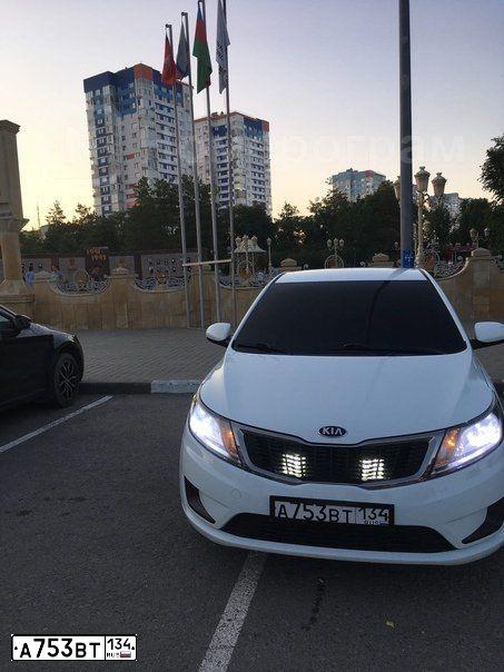 Фото автомобиля KIA RIO, 2013 — госномер А753ВТ134. Цвет: БЕЛЫЙ