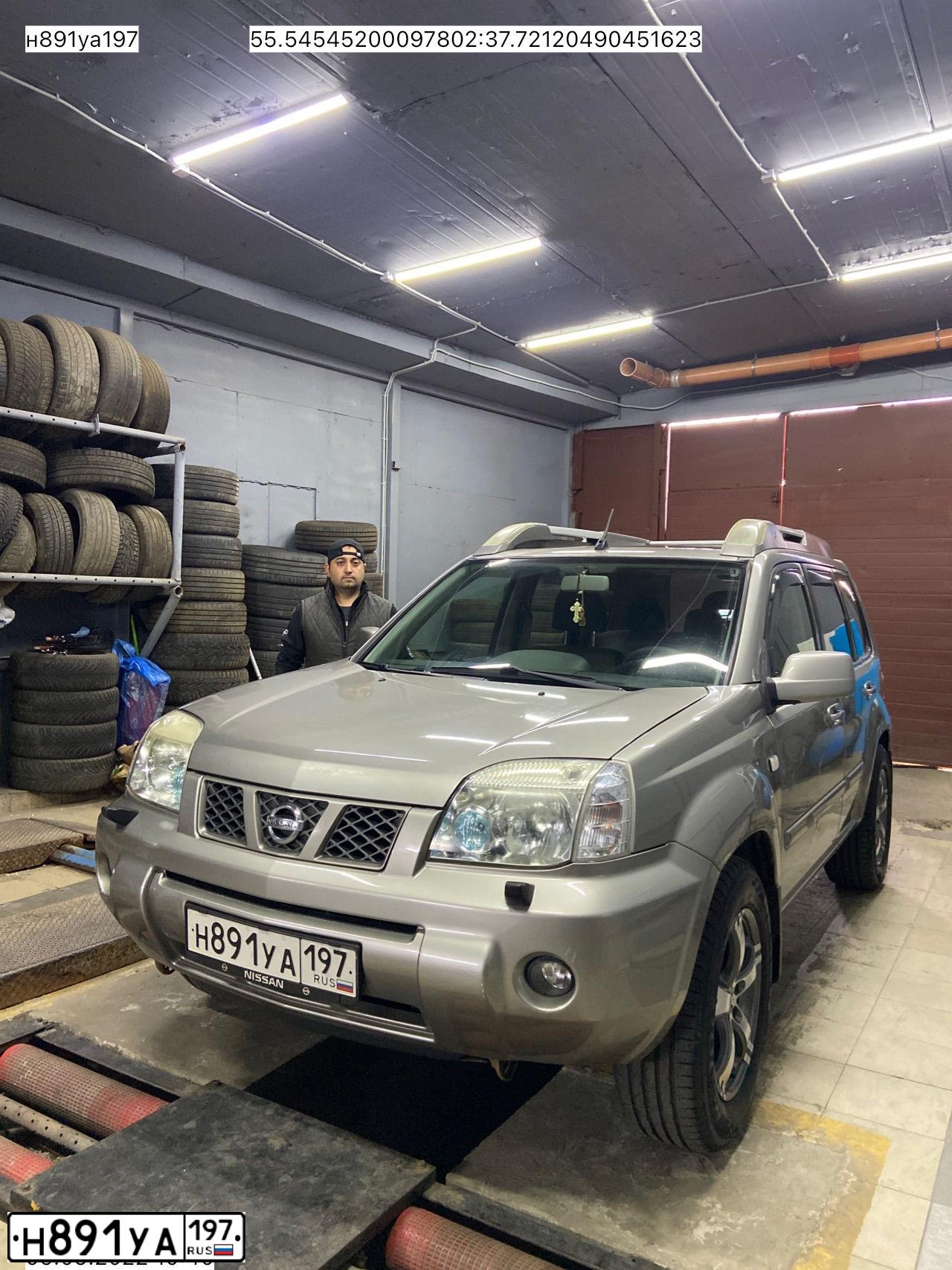 Фото автомобиля NISSAN X-TRAIL, 2004 — госномер У516КН44. Цвет: СЕРЫЙ