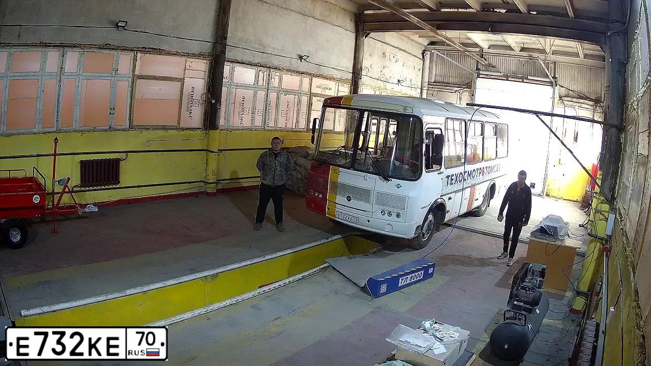 Фото автомобиля PAZ 3205, 2017 — госномер Е732КЕ70. Цвет: МНОГОЦВЕТНЫЙ