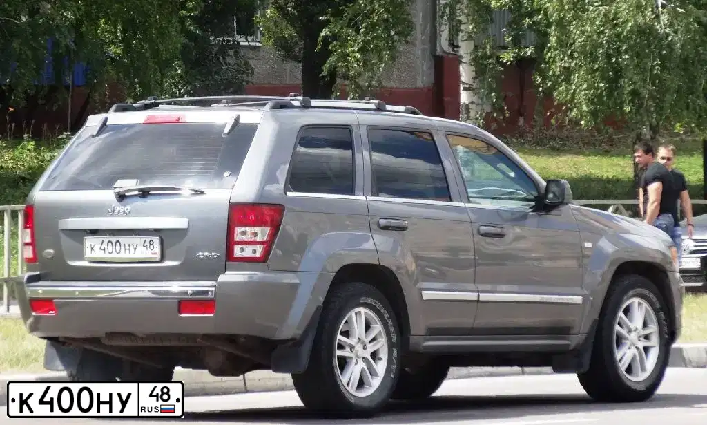 Фото автомобиля JEEP GRAND CHEROKEE, 2008 — госномер К400НУ48. Цвет: СЕРЫЙ