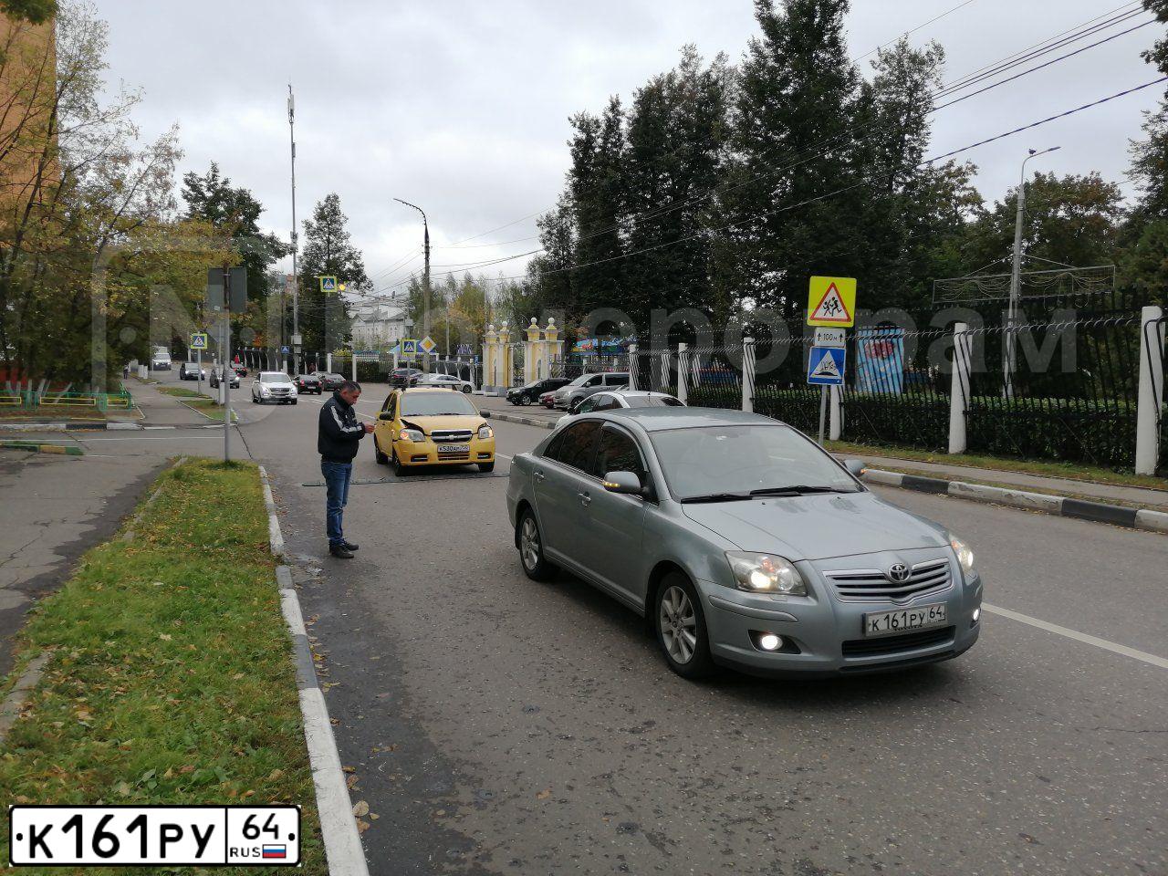 Фото автомобиля TOYOTA AVENSIS, 2007 — госномер К161РУ64. Цвет: СЕРЕБРИСТЫЙ