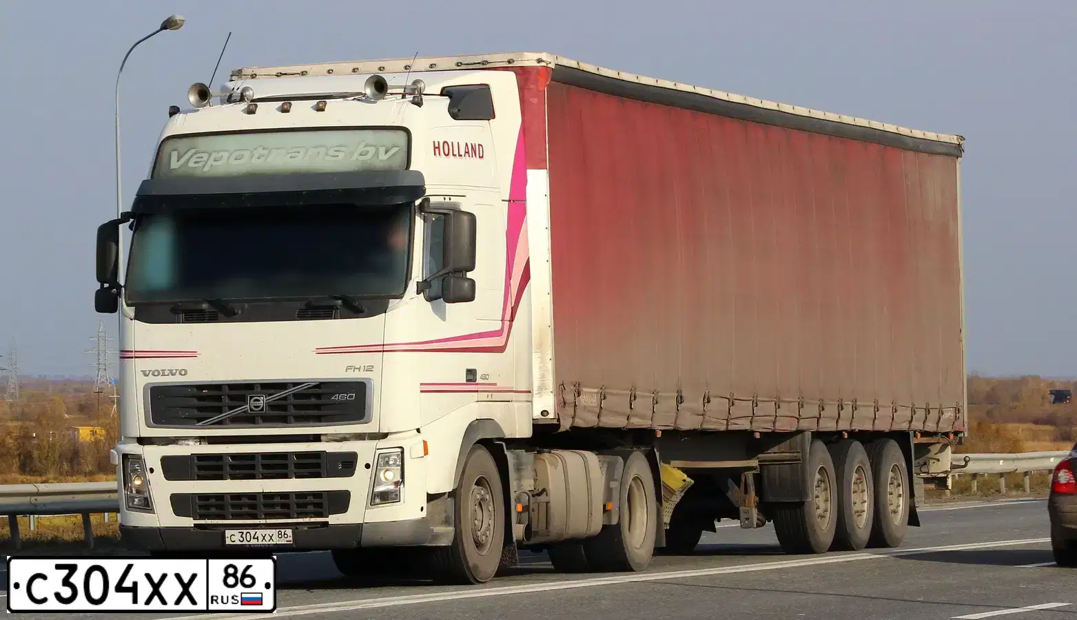 Фото автомобиля VOLVO SERIE FH /4X2/, 2002 — госномер С304ХХ86. Цвет: БЕЛЫЙ