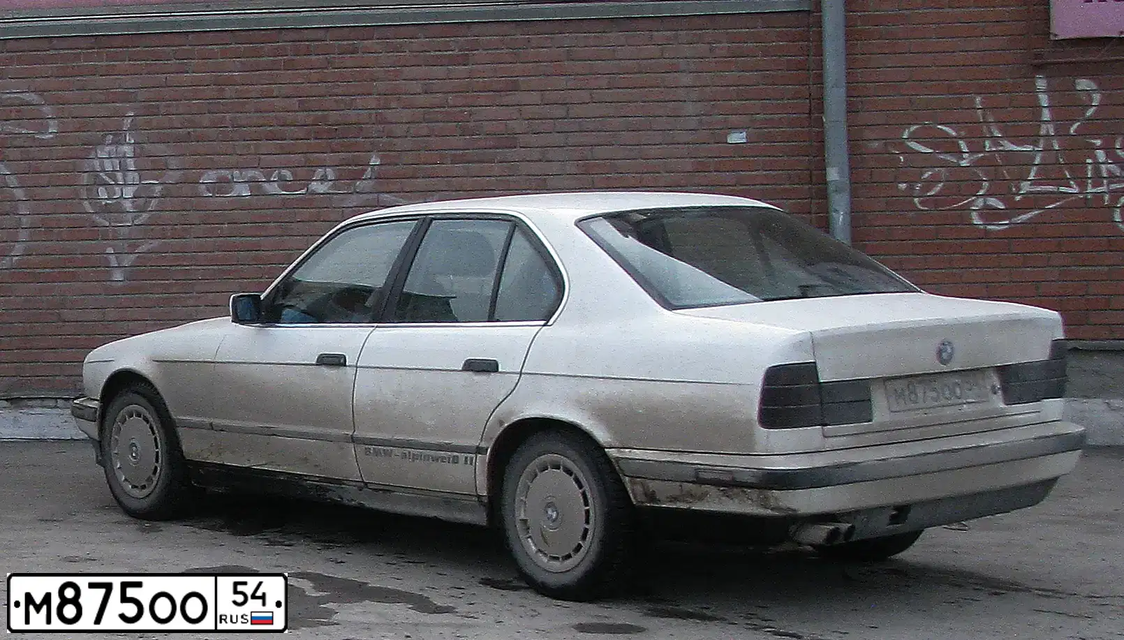 Фото автомобиля BMW SERIE 5, 1993 — госномер М875ОО54. Цвет: Белый