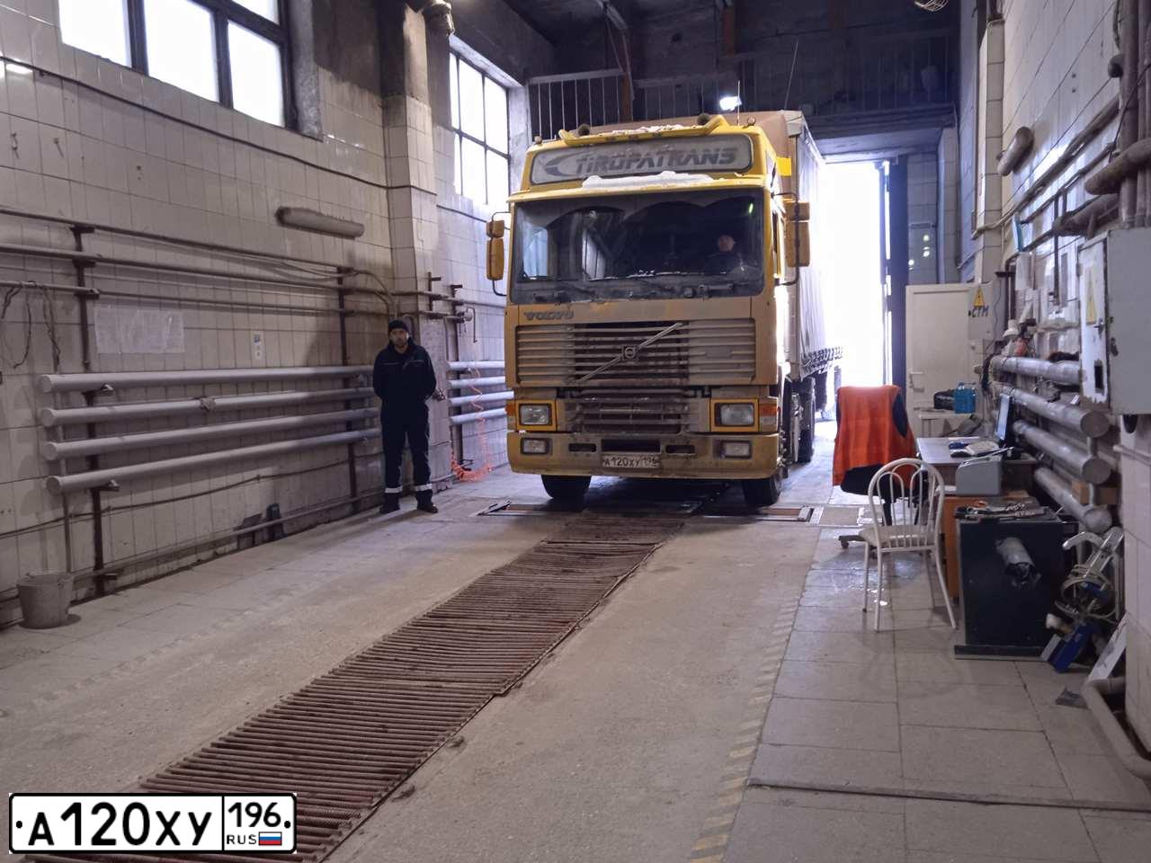 Фото автомобиля VOLVO SERIE F /4X2/, 1993 — госномер А120ХУ196. Цвет: ЖЁЛТЫЙ