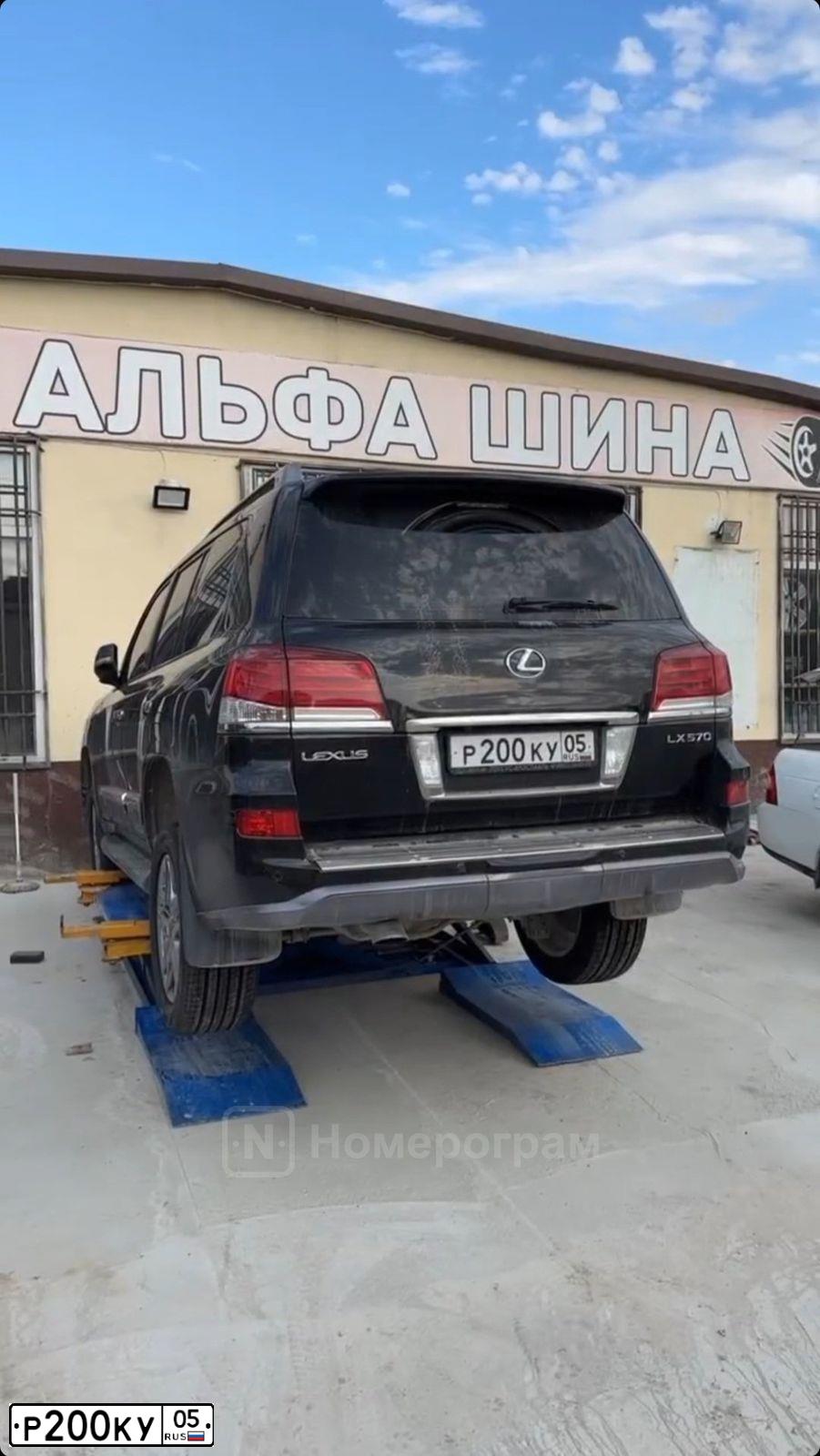 Фото автомобиля TOYOTA LANDCRUISER 200, 2012 — госномер Н777ХР05. Цвет: ЧЕРНЫЙ