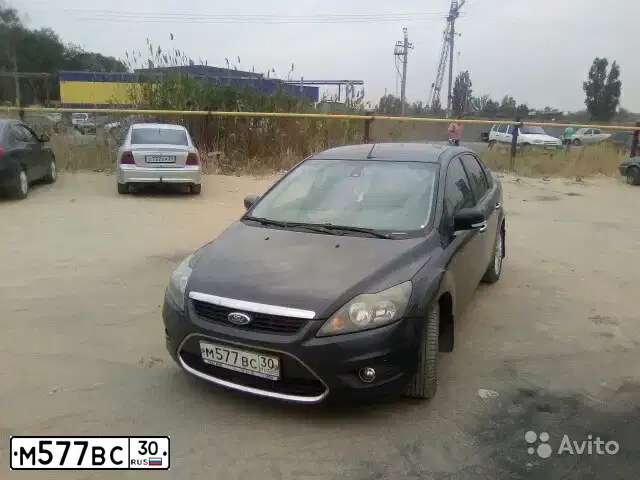 Фото автомобиля FORD FOCUS, 2011 — госномер М577ВС30. Цвет: ТЕМНО-СЕРЫЙ