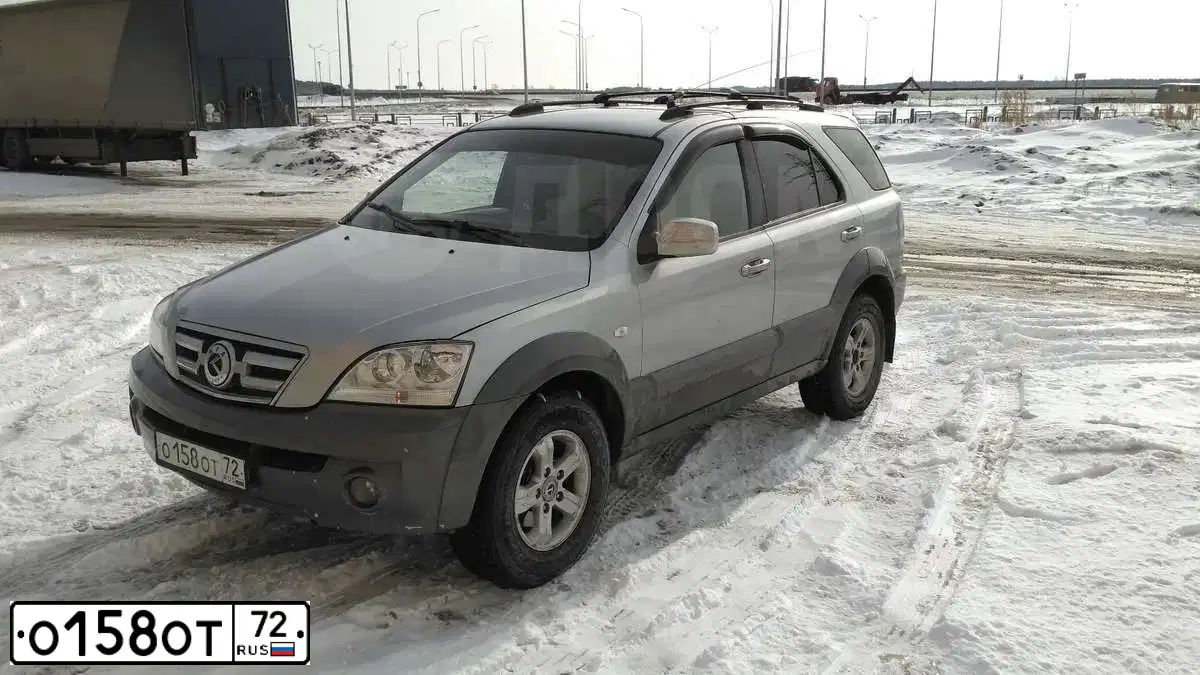 Фото автомобиля KIA SORENTO, 2003 — госномер О158ОТ72. Цвет: СЕРЫЙ
