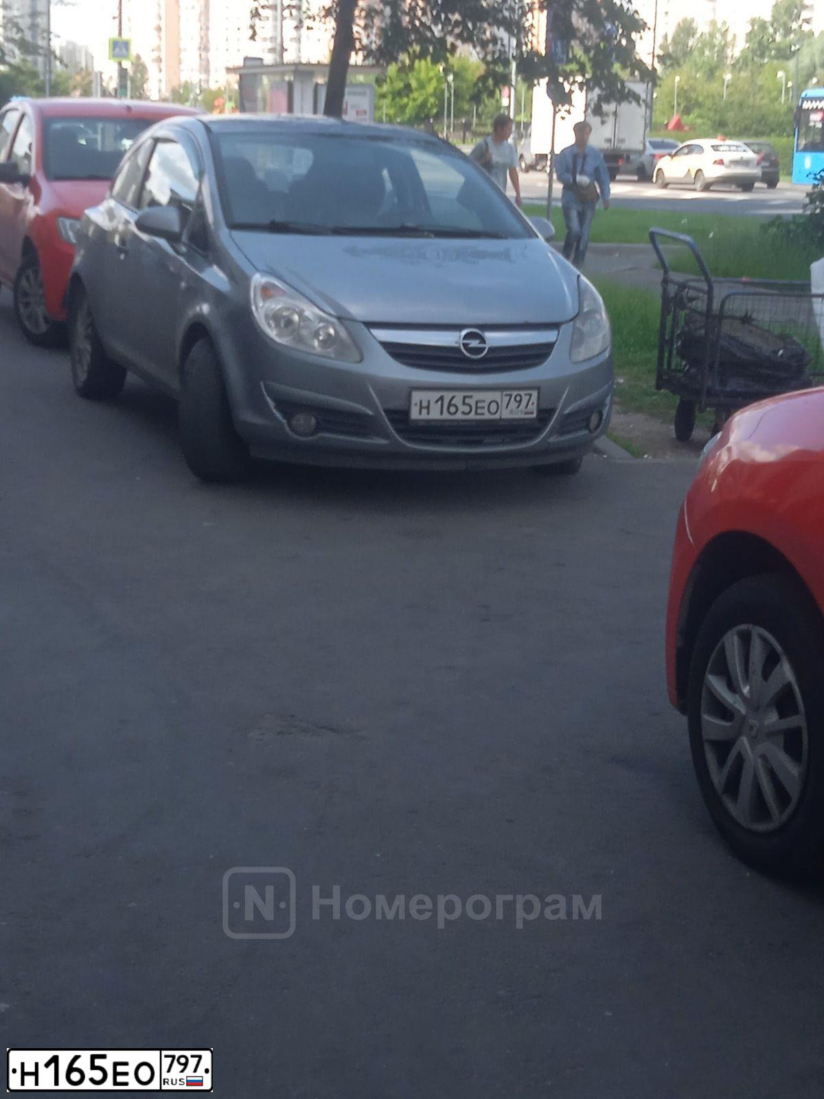 Фото автомобиля OPEL CORSA, 2008 — госномер Н165ЕО797. Цвет: Серый