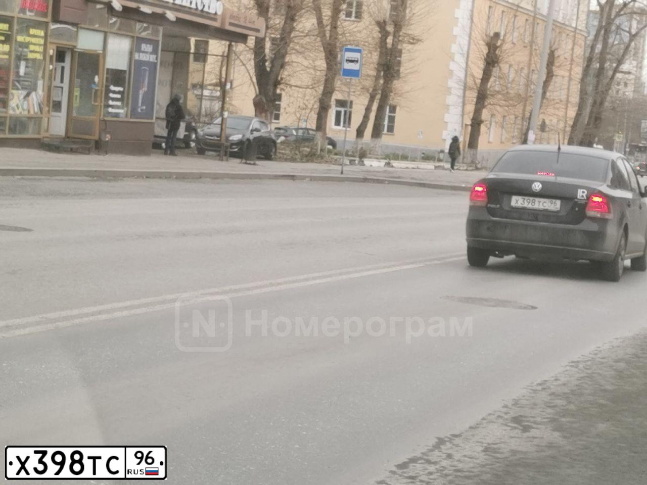 Фото автомобиля VOLKSWAGEN POLO, 2013 — госномер Х398ТС96. Цвет: ЧЕРНЫЙ