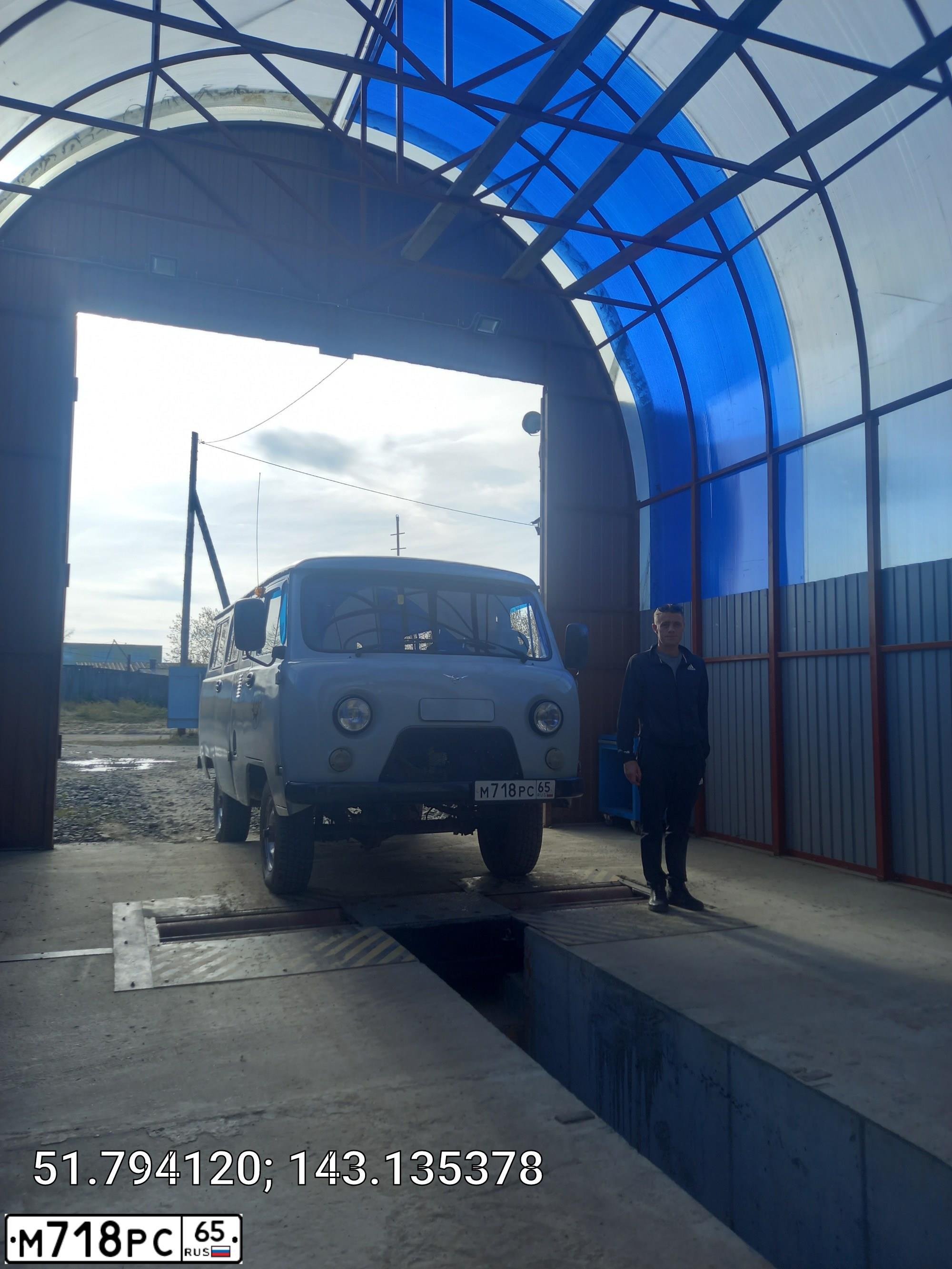 Фото автомобиля UAZ 2206, 2015 — госномер М718РС65. Цвет: БЕЛАЯ НОЧЬ