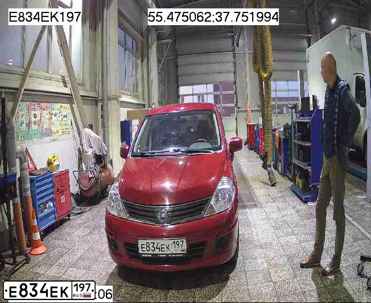 Фото автомобиля NISSAN TIIDA, 2010 — госномер Е834ЕК197. Цвет: КРАСНЫЙ