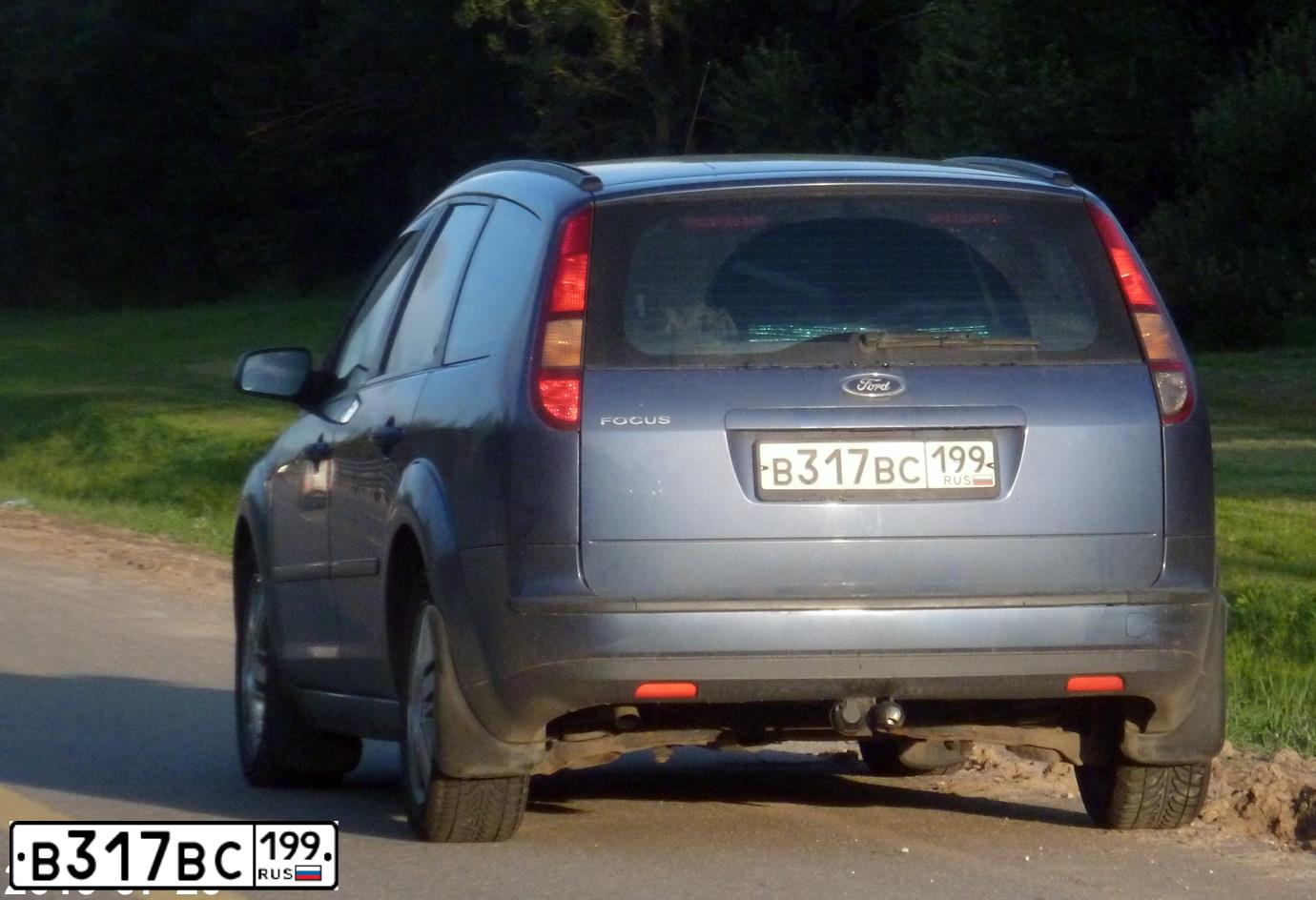 Фото автомобиля FORD FOCUS, 2005 — госномер В317ВС199. Цвет: СИНИЙ