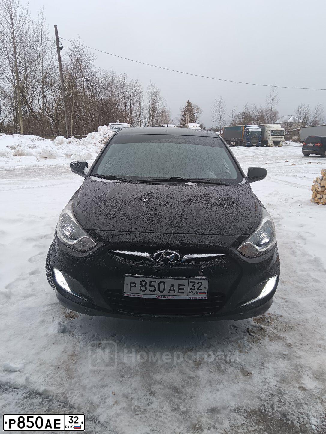 Фото автомобиля HYUNDAI SOLARIS, 2013 — госномер Р850АЕ32. Цвет: ЧЕРНЫЙ